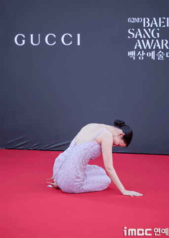 Шин Хён Бин дважды упала на красной дорожке «Baeksang Arts Awards», но справилась с ситуацией с улыбкой и изяществом 6 Шин Хён Бин дважды упала на красной дорожке «Baeksang Arts Awards», но справилась с ситуацией с улыбкой и изяществом