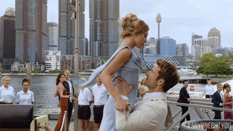 Escena de 'Cualquiera menos tú' ¡Un éxito de la taquilla! Bea y Ben siendo románticos.