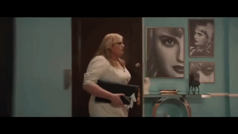Rebel Wilson laat in de Isn't It Romantic trailer zien hoe het leven er te kleurrijk uit kan zien