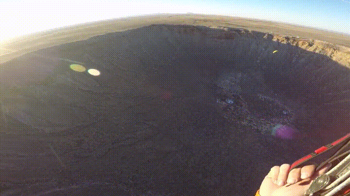Vídeo de un paracaidista sobrevolando un cráter gigantesco