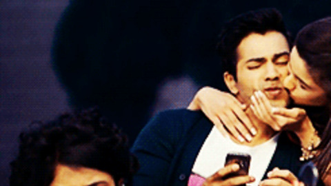 Varun Dhawan Just Gave A Piece Of His Mind To A Fan-girl And We're So Proud Of Him! Varun Dhawan Just Gave A Piece Of His Mind To A Fan-girl And We're So Proud Of Him!