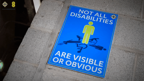Cartel que busca concientizar a las personas sobre el hecho de que una persona con discapacidad no siempre tiene limitaciones visibles a los ojos de cualquiera.- Blog Hola Telcel