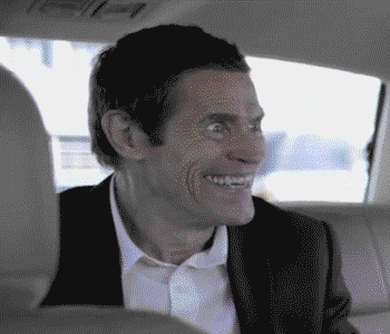 Um GIF de uma cena do filme "The Smile Man", mostrando o ator Willem Dafoe com uma expresso que todos podem associar a uma crise absurda de ansiedade.