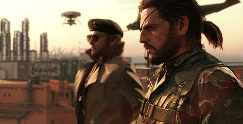Big Boss junto a su amigo en una plataforma petrolera en medio del mar durante Metal Gear Solid V: Phantom Pain.- Blog Hola Telcel