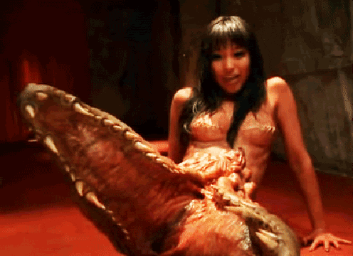 Mujer con una boca de cocodrilo simulando su vagina