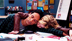 Na imagem, os personagens de Community aparecem dormindo enquanto estudavam juntos. Estavam se preparando para o vestibular.