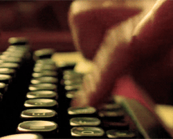Dedos que interactuan con una máquina de escribir. 