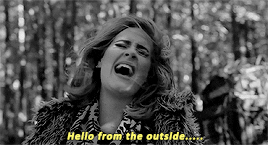 Adele in een bos zingt: 