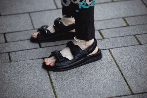 Papete: calçado polêmico faz volta triunfal no verão 2018 - Vogue | moda