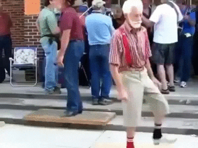 Des papys qui dancent prouvant leur jeunesse pour la fête des grands-pères