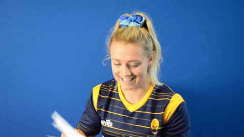 Estudante segurando documentos acadêmicos. Estudante segurando documentos acadêmicos.