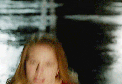 Melissa Benoist en su papel de Supergirl desplazandose a gran velocidad.- Blog Hola Telcel