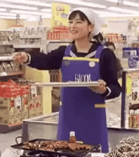 Une femme tenant un stand de dégustation tout en mangeant ses propres produits