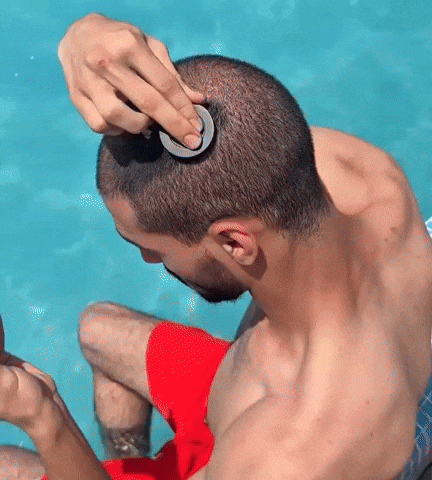 Hombre aplicando Bunee para cubrir claros, resistente al agua