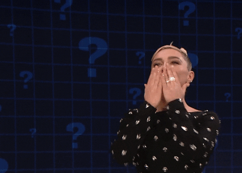 Florence Pugh, saludando a la audiencia de 'The Tonight Show' para promocionar sus nuevos trabajos de actriz.- Blog Hola Telcel.