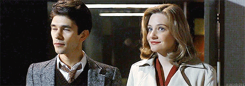 Gif Ben Whishaw und Ramola Garai - THE HOUR - © BBC via Giphy