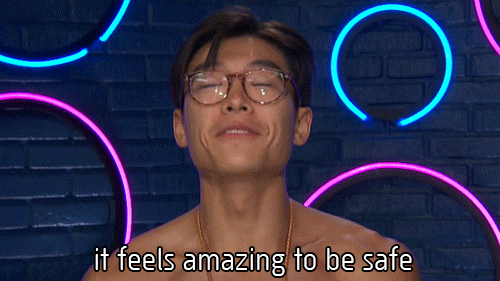 Hombre de reality show Big Brother diciendo que se siente fantástico estar a salvo con las nuevas funciones de Android que permiten ocultar el PIN.- Blog Hola Telcel 