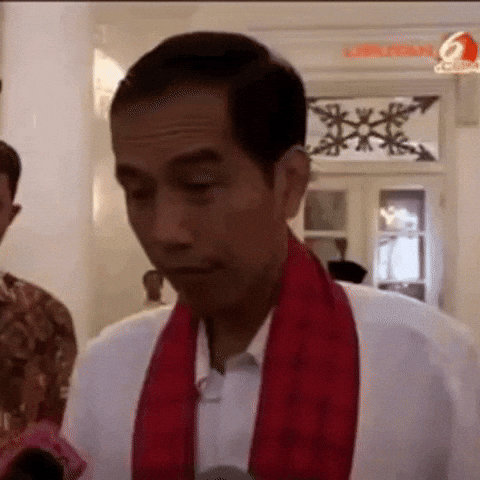 GIF lucu seseorang panik melihat komputer