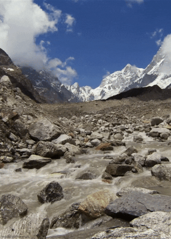 Vista limpia de los picos del Himalaya créditos GiPhy
