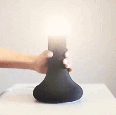 英國藝術家 MONSBY 推出一款名為「LOVE IN LIGHT」的桌燈，開燈方式超級母湯 - 電腦王阿達