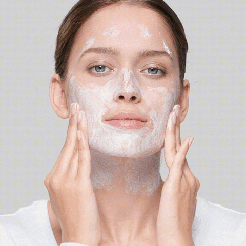 yüz temizleme ürününü cildinde uygulayan kadın
