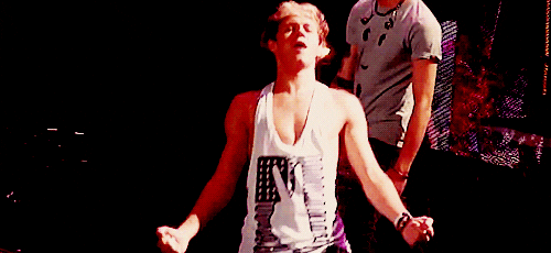 Niall Horan Dancing