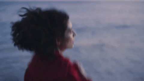Lorde corriendo en la playa luego de haber estado en una fiesta donde le surgieron preguntas existenciales con las que hizo su nuevo sencillo What Was That.- Blog Hola Telcel 