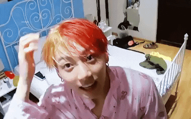 Mái tóc 2 màu không làm giảm đi độ đẹp trai của Jungkook. (Ảnh: Internet)