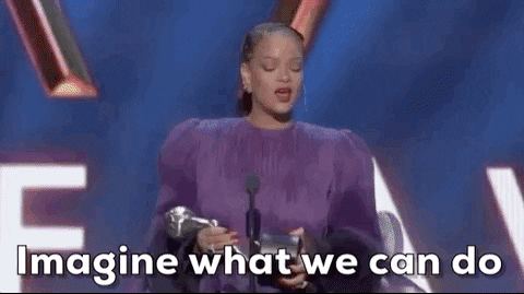 Rihanna dando un discurso frente al público