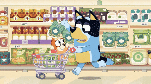 Perrito acompañado de sus cachorros a comprar en el super