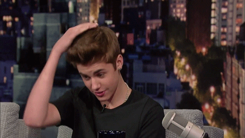 Justin Bieber tocando su cabello