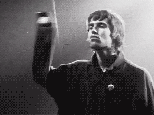 Liam Gallagher levantando la mano de la emoción de que todos conozcan el significado de Wonderwall.- Blog Hola Telcel