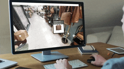 Hombre comprando una mochila en una tienda online