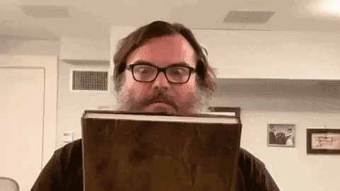 Personagem folheando um livro com aten&ccedil;&atilde;o