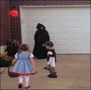 Gif d’une petite fille allant chercher des bonbons pour Halloween mais qui fait demi-tour rapidement parce que quelque chose