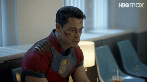 John Cena interpretando a Peacemaker en la serie de HBO, en la sala de espera en un hospital, mientras le dice a alguien "Eres mi mejor amigo