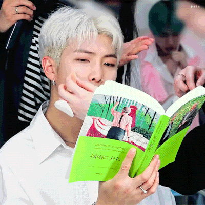 [INSTIZ] BTS RM çok fazla kitap okumasıyla takdir alıyor