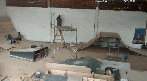 Artistas  colocando arte nas paredes