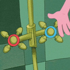 La Panthère rose sous la douche, la tête couverte de mousse de shampoing, dans une salle de bain aux carreaux verts