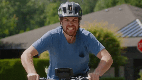 hombre montando bicicleta emocionado 