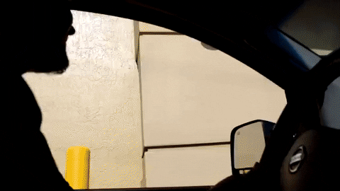 Колой по морде от девушки из Макдоналдса или когда пранк с громким гудком пошёл не правильно бросила колу в пранкеров, девушка Макдоналдса из бросила колу в пранкеров