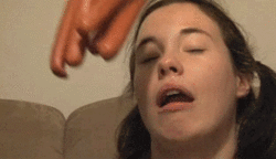 Une fille qui reçoit des saucisses sur le visage. C'est une parodie de porno.