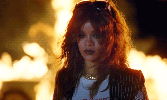Rihanna sai andando despretensiosamente com fogo ao fundo