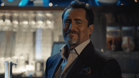 El actor Demián Bichir sonriendo y asentando la cabeza.- Blog Hola Telcel