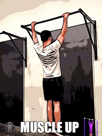 Le muscle up en images : un coach homme de dos réalise l'exercice sur une barre fixée au mur.