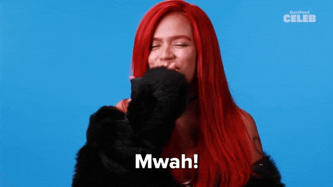 Karol G mandando besitos a todos sus fans antes de la ceremonia de los VMAs donde encenderá el escenario junto a Anitta.- Blog Hola Telcel