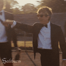 Los chicos de Saltburn, muy elegantes en sus trajes, celebrando con un hit de los dos mil de fondo.- Blog Hola Telcel.