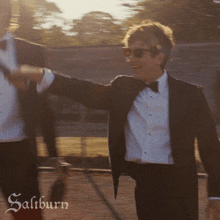 Los chicos de Saltburn, muy elegantes en sus trajes, celebrando con un hit de los dos mil de fondo.- Blog Hola Telcel.
