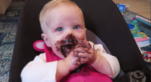 Un bebé comiendo chocolate
