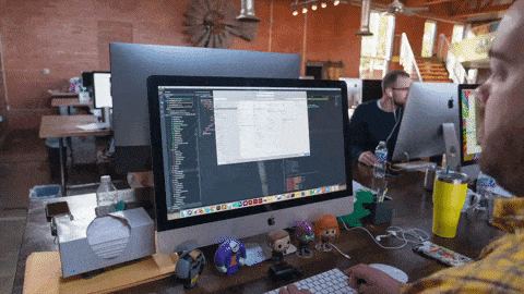 Desenvolvedor front-end produzindo trabalhos no escritório.